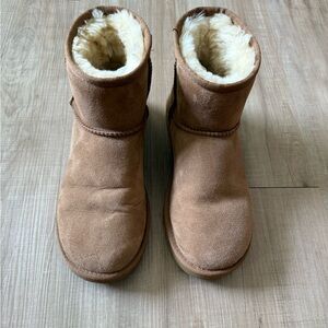 UGG Classic Mini
